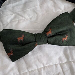 Vtg Men's Adjustable Green Bow Tie w/deer motif silk Pretied 5” x 2 1/2”